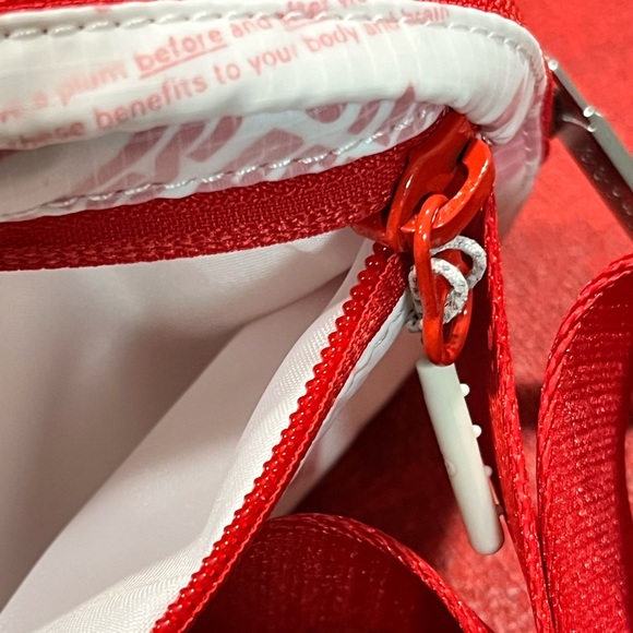 🍁ON SALE🍂LULULEMON AUTHENTIC EVERYWHERE BELT RED/WHITE MANIFESTO PRINT CROSSBODY - Picture 4 of 17